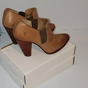 The Frye Company Taupe shootie sz 8 no box